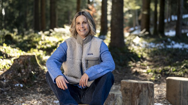 Wenn nicht im TV-Studio, ist Fabienne Gyr oft in der Natur. Der Wald auf dem Raten in Oberägeri ZG ist der Moderatorin sehr vertraut, ob zum Pilzle, ­Brötle oder ­Spazieren.