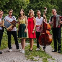 Das sind Oesch’s die Dritten (v. l.): Hansueli, Kevin, Melanie, Annemarie und Mike Oesch sowie Urs Meier.
