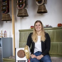 Der Schwingerkönig erhält ­einen Muni, die Schwinger­königin eine Glocke: Isabel Egli mit ihrem Siegerpreis.