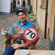 Gerne sitzt Michel Villa in Leuk in der Gasse vor seiner Wohnung und trinkt Kaffee. Zum Jubeltag machte er auch den Fotospass mit.