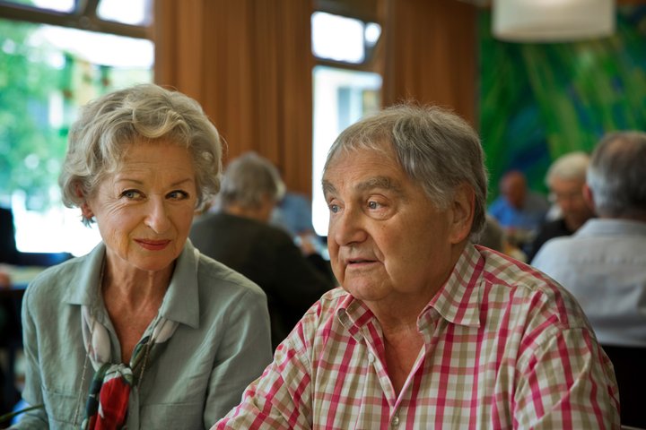 An der Seite von Jörg Schneider wirkt Heidi Maria Glössner 2015 in «Usfahrt Oerlike» mit. Im Schweizer Spielfilm geht es ebenfalls um das Thema Sterbehilfe.