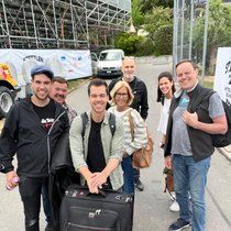 Oesch’s die Dritten sind (v. l.): Gitarrist Kevin, Schwyzer­örgeler Hansueli, Bassist Mike, die Sängerinnen Annemarie und Melanie, sowie Akkordeonist Urs Meier und einer ihrer Tontechniker (ganz hinten).
