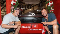 Eine Gondel für den Kitz­bühel-Sieger: Beat Feuz (r.) bei der Übergabe der roten Gondel an Marco Odermatt im Juni 2025.