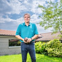 Nimmt die Kugel noch immer gerne in die Hand: Werner Günthör in seinem Garten in ­Erlach am Bielersee.