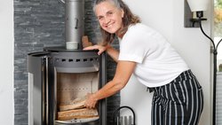 Viel Energie für die Bühne: Comedienne Chrissi Sokoll, hier daheim in Wallisellen, legt mit ihrem dritten Soloprogramm nach.