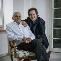 Im Elternhaus: Der pensionierte Architekt Ueli Roth und sein Sohn Florian, der als Sänger Florian Fox bekannt ist.