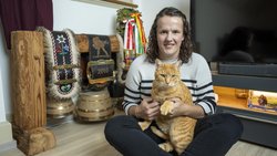 In Wichtrach BE teilen sich Jasmin Gäumann und ihr Kater Nemo das Zuhause.