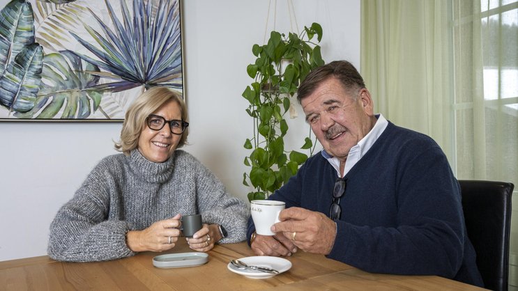 «Es blieb ein bisschen mehr Zeit für mich und meine Frau», sagt Hansueli Oesch daheim in Schwarzenegg. Mit Frau Annemarie steht er mit Oesch’s die Dritten bald wieder auf der Bühne.