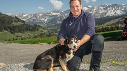 Simba im Königreich: Die Entlebucher-Appenzeller-Mischlingshündin und Schwingerkönig Joel Wicki posieren auf dem Hof ob Sörenberg.