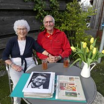 Ein Herz und eine Seele: Annekäti und Edy Hubacher geniessen die Zweisamkeit zu Hause in Moosseedorf.
