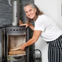 Viel Energie für die Bühne: Comedienne Chrissi Sokoll, hier daheim in Wallisellen, legt mit ihrem dritten Soloprogramm nach.
