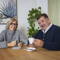 «Es blieb ein bisschen mehr Zeit für mich und meine Frau», sagt Hansueli Oesch daheim in Schwarzenegg. Mit Frau Annemarie steht er mit Oesch’s die Dritten bald wieder auf der Bühne.