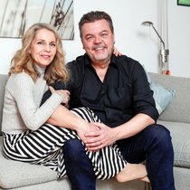 Eng miteinander vertraut: Bea und Padi Bernhard strahlen gemeinsam zu Hause in Brunnen SZ.
