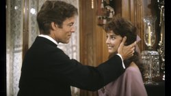 Rachel Ward als Meggie Cleary und Richard Chamberlain als Pater Ralph im Seriendrama «Die Dornenvögel».