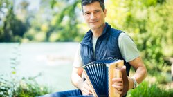 Stefan Hofmänner spielt mit Begeisterung Langnauerli und übt praktisch täglich 15 bis 20 Minuten.