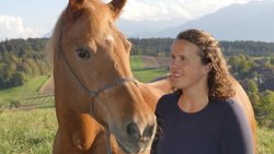 Ein Herz und eine Seele: Jasmin Gäumann und Isis auf dem Aussichtspunkt Rüteli.