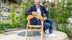 Rainer Maria Salzgeber arbeitet seit 30 Jahren beim SRF. Den Stuhl bekam er zu seinem 50. Geburtstag vom «Donnschtig-Jass»-Team geschenkt.