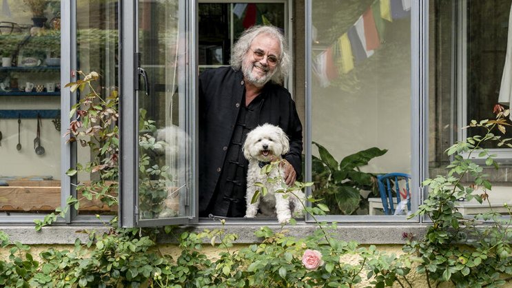 Harfenist Andreas Vollenweider geniesst mit Hund Henry den Rosengarten des Hilfswerks Rokpa in Zürich.