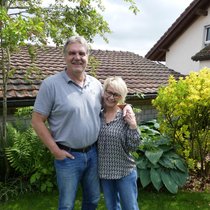 Ein Herz und eine Seele: Werner und Nadja Günthör im Garten ihres Hauses in Erlach am Bielersee. Sie sind seit 33 Jahren verheiratet.