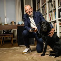 Gib Pfötchen: Kurt ­Aeschbacher in ­seiner ­Büro-­Bibliothek mit Labrador-­Hündin Amélie (8).