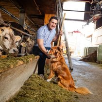 Glücklicher Bauer: Werner Schlegel im Stall in Hemberg SG. Von den 30 Milchkühen hat er vier als Schwinger gewonnen.