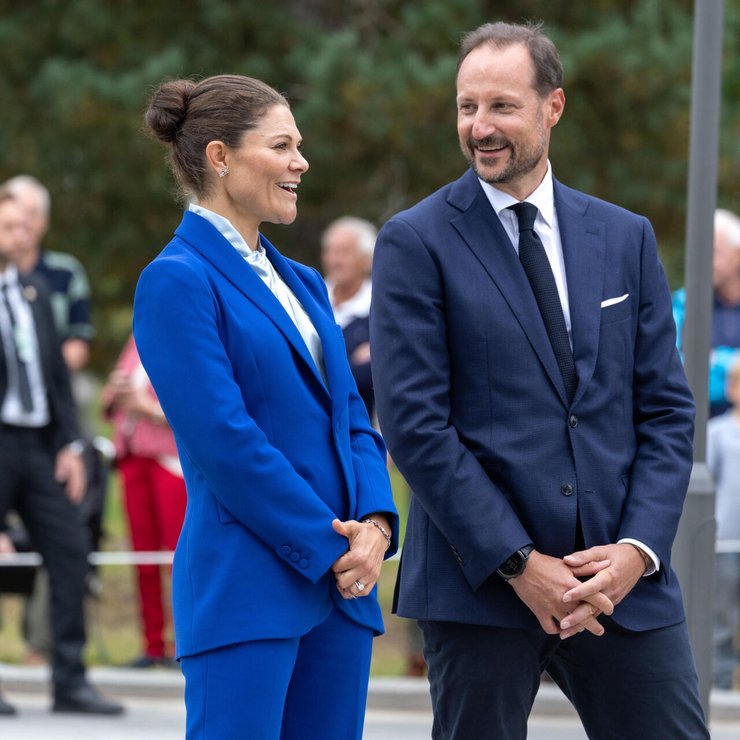 Haakon und Victoria bei der Einweihung der schwedisch-norwegischen Polizeistation in Magnor