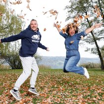 «Uns wird miteinander nie langweilig»: Künstlerin Carmen Lopes Sway und Gatte Fabian Bhend sind vor dem Schwumm im Greifensee für Blätterspass zu haben.