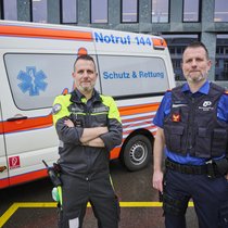 Abseits der Comedy-­Bühne können «Die Zwillinge» auch seriös: ­Roland Portmann (l.) ist als Rettungs­sanitäter und Matthias als Polizist im Einsatz.