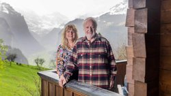 Peter und Livia Reber auf dem Balkon ihres Ferienchalets in ­Wengen.
