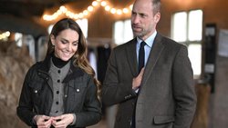 Prinzessin Kate und Prinz William können über ihre Liebes­krisen lachen – denn sie zeigen sich verliebter denn je.