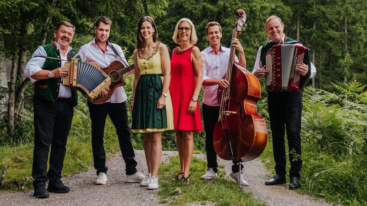 Das sind Oesch’s die Dritten (v. l.): Hansueli, Kevin, Melanie, Annemarie und Mike Oesch sowie Urs Meier.