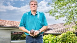 Nimmt die Kugel noch immer gerne in die Hand: Werner Günthör in seinem Garten in ­Erlach am Bielersee.