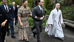 Arm in Arm lassen sich Kronprinzessin Victoria und Prinz Daniel durch den buddhistischen Gilsangsa-Tempel führen.