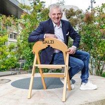 Rainer Maria Salzgeber arbeitet seit 30 Jahren beim SRF. Den Stuhl bekam er zu seinem 50. Geburtstag vom «Donnschtig-Jass»-Team geschenkt.
