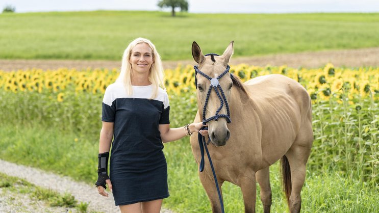 Trotz Verletzung ist Annette ­Fetscherin ­möglichst oft auf dem Pferdehof.