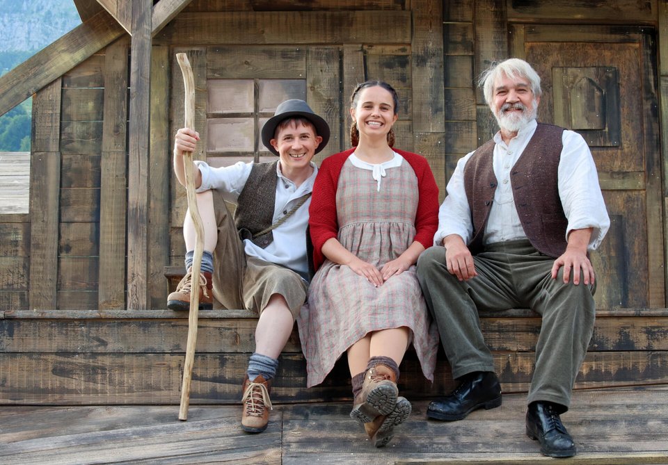 Heidi - das neue Musical: Heidi (Kim Foelmli) und Peter (Stephan Luethy) mit Alpoehi (Christoph Wettstein) am Walensee
