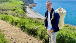 Ausgesetzt an der Küste von Étretat: Jan Fitze muss irgendwie zurück nach Zürich. «Mein Seemannssack war nicht ergonomisch zum Tragen.»