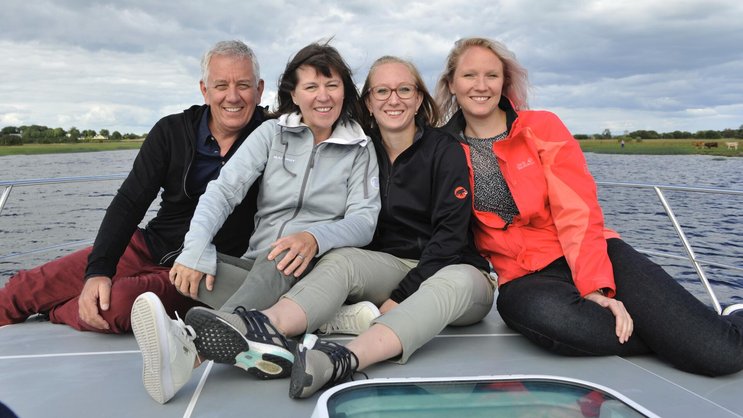 Die ganze Bande am Bug des Mietbootes: Röbi Kollers Töchter Stefania (r.) und Carla haben sowohl zu ihm wie auch zu seiner Frau ein enges Verhältnis.