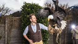 Musiker Kunz posiert mit einem Weisskopfseeadler im Greifvogelpark Buchs SG. Den ­gefiederten Tieren hat er das Lied «Vögu» gewidmet.