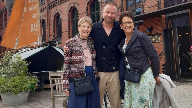 Versöhnt: Jonny Fischer mit Mama Helen (l.) und Be­gleitung in der Hanse­stadt Hamburg.