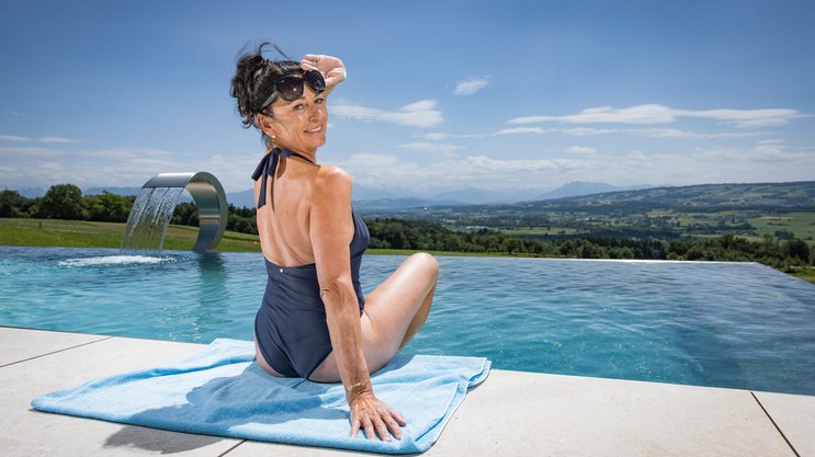 Abkühlung: Conny ­Kissling erfrischt sich zu Hause im Infinitypool mit Blick zur Rigi, auf den Pilatus und die ­Berner Alpen.