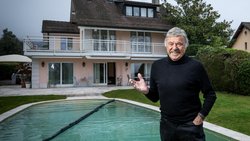 Rüstiger Rentner mit guter Laune: Hausi Leutenegger vor seinem Anwesen in Rolle VD.