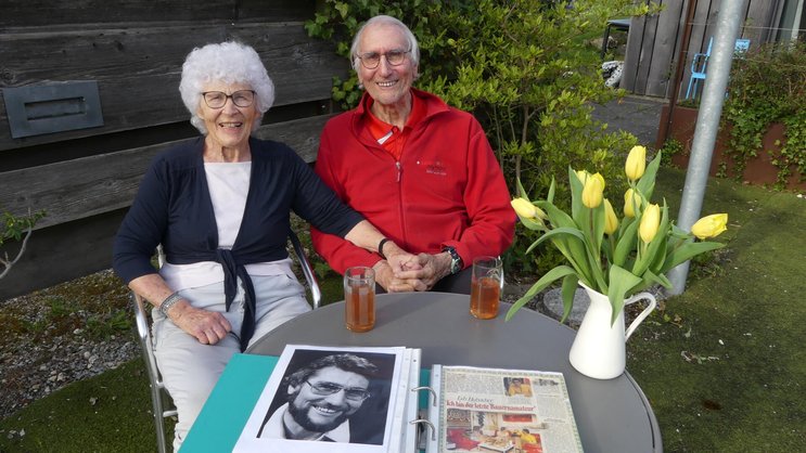 Ein Herz und eine Seele: Annekäti und Edy Hubacher geniessen die Zweisamkeit zu Hause in Moosseedorf.
