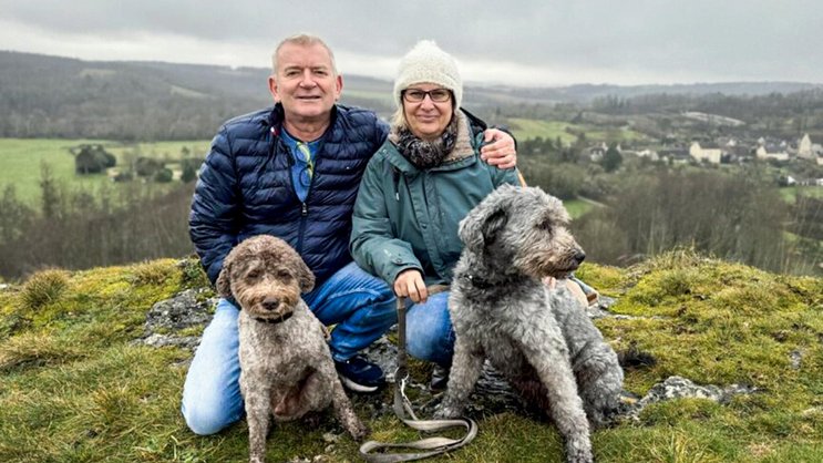 Thomas Neyerlin mit seinem Hund Chino und Sibylle Luisi mit ihrer Pinia. Das Paar ist mit ­seinen Tieren nun in der französischen Region Centre-Val de Loire daheim.