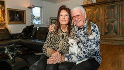 Ruth und Toni Vescoli mit Kurzhaar-Chihuahua Pippa zu Hause im Zürcher Oberland. Die Hündin stammt aus Teneriffa, wo das Paar ein zweites Zuhause hat.