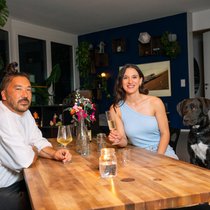 Bei Oceana Galmarini und Partner Fabian Florin daheim in Chur wird auf Kissen, nicht auf Stühlen gesessen, verlockend auch für Hundewelpe Haku.