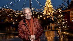 Geburtstags- und Christkind Kliby mag die magische Stimmung auf den Weihnachtsmärkten und strahlt mit den vielen Lichtern um die Wette.
