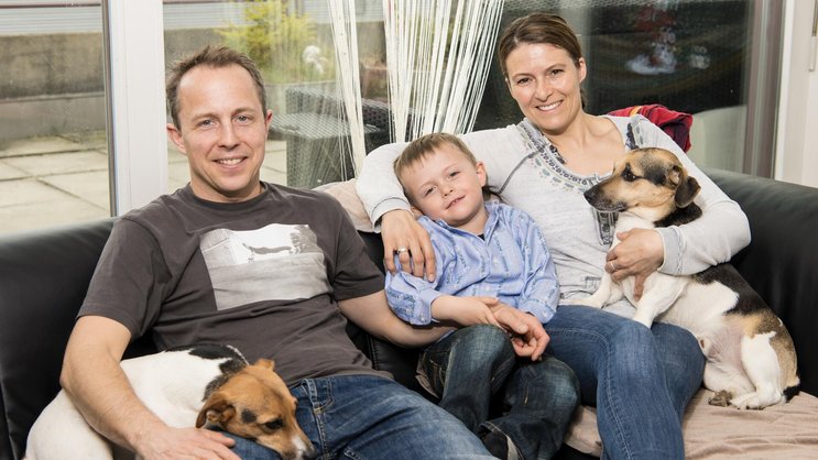 Fabien mit Freundin Gabi, dem gemeinsamen Sohn Jeremy und den Hunden Mäx und Lennox in ihrer Wohnung in Münsingen.