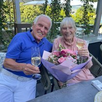 Gemeinsames Gläschen zum Geburtstag: Ursula Schäppi und Walter ­Andreas Müller feiern auf der Halbinsel Au.