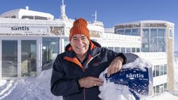 Felix Blumer geniesst die Aussicht über die Ostschweiz. Egal, in welche Richtung er schaut, überall entdeckt er etwas Spannendes.